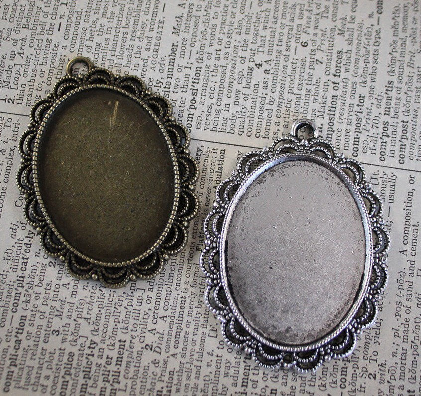 30x40mm Oval Vintage Lace Edged Pendant Blank - Perfect Pendants Plus